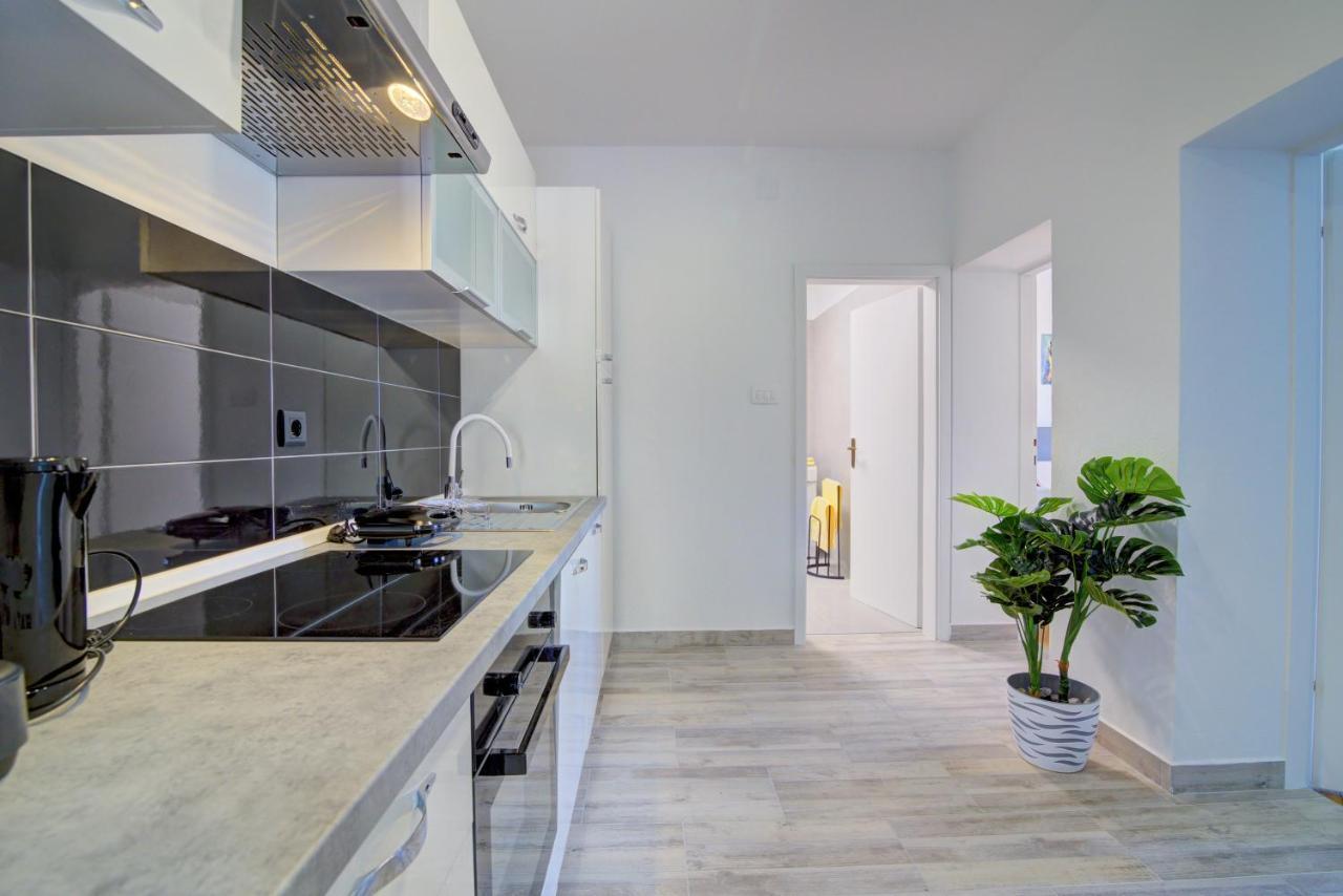 Apartments Maria Сень Екстер'єр фото