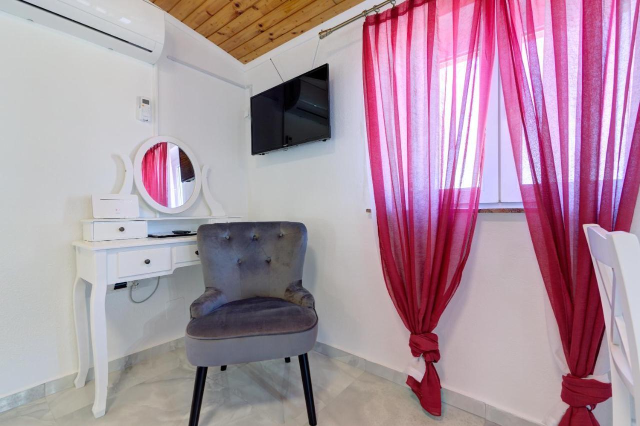 Apartments Maria Сень Екстер'єр фото